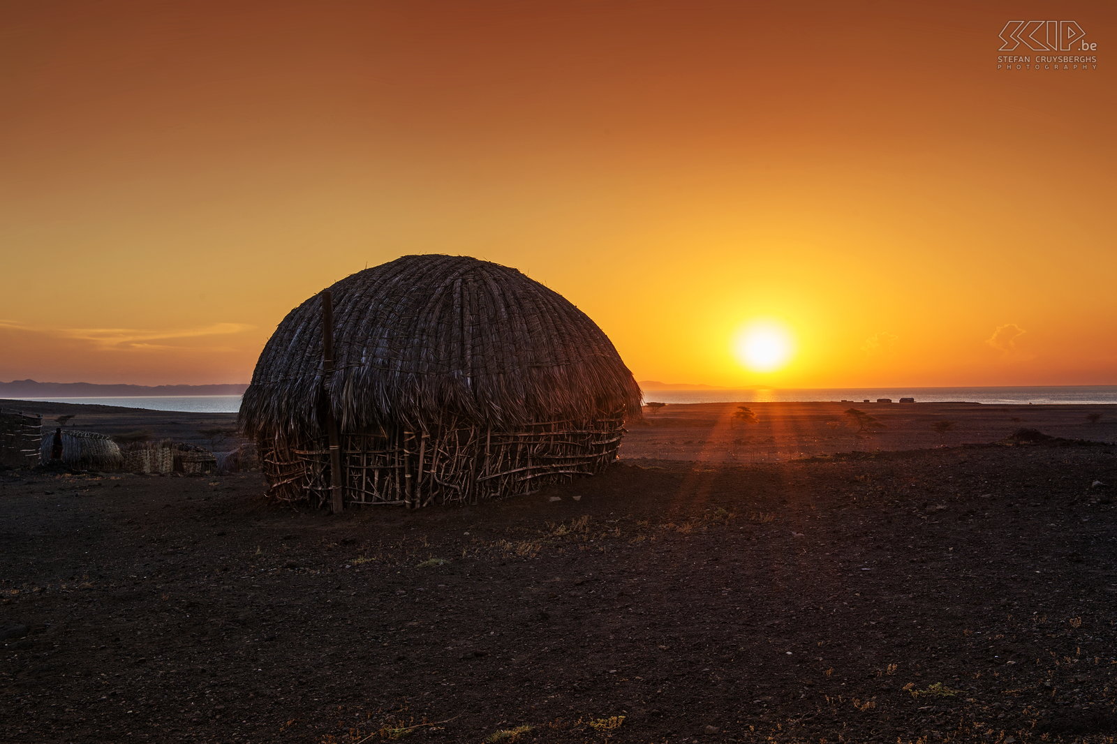 Lake Turkana - Zonsondergang Prachtige zonsondergang aan het Turkanameer met een traditionele hut van de Turkana mensen. Stefan Cruysberghs